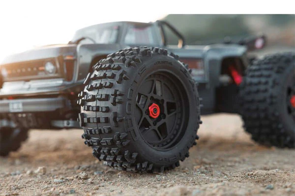 OUTCAST 4S V2 BLX - RTR MONSTER TRUCK 1:10 - GUN METAL - Image 10