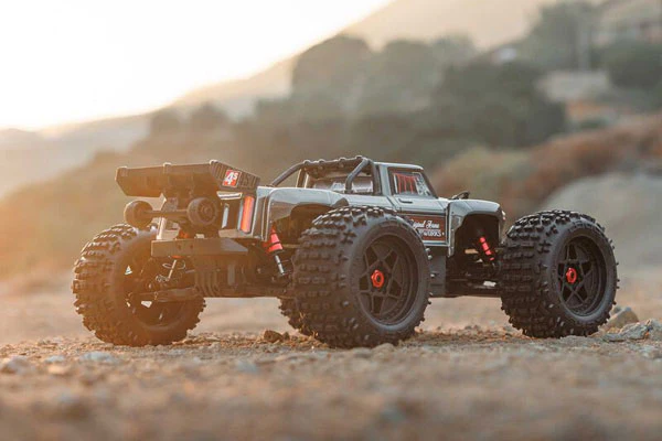 OUTCAST 4S V2 BLX - RTR MONSTER TRUCK 1:10 - GUN METAL - Image 13