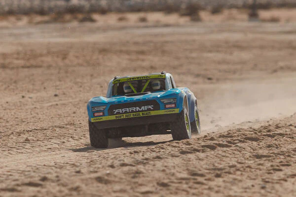 MOJAVE GROM MEGA 380 4X4 - RTR SHORT COURSE 1:16 - BLU/BIANCO - Image 14